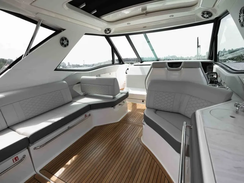 Slide: The Image of Sea Ray Sundancer 320 2025 - 6