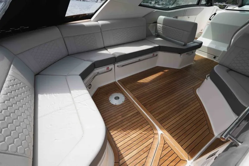 Slide: The Image of Sea Ray Sundancer 320 2025 - 7