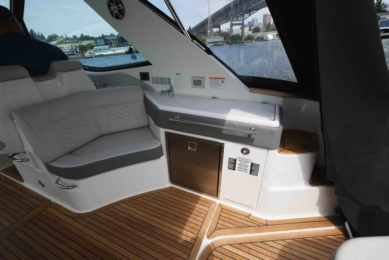 Slide: The Image of Sea Ray Sundancer 320 2025 - 8