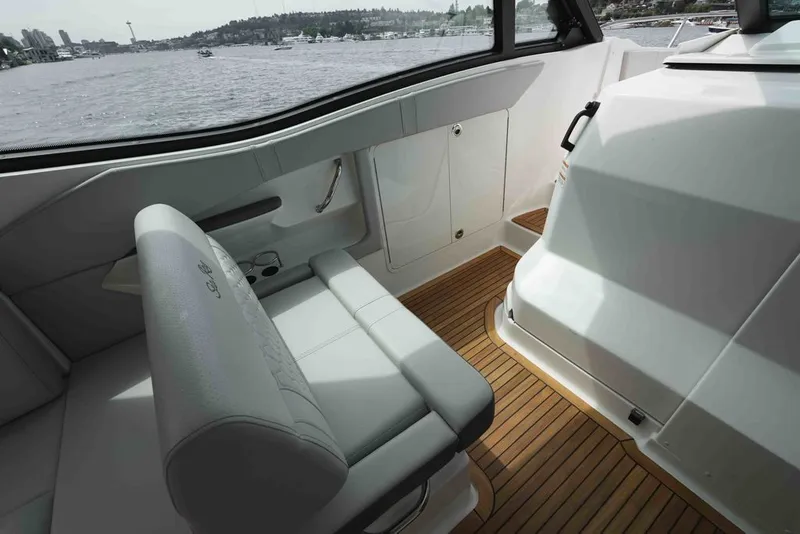 Slide: The Image of Sea Ray Sundancer 320 2025 - 9