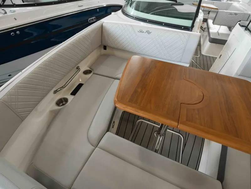 Slide: The Image of Sea Ray SDX 270 2025 - 12