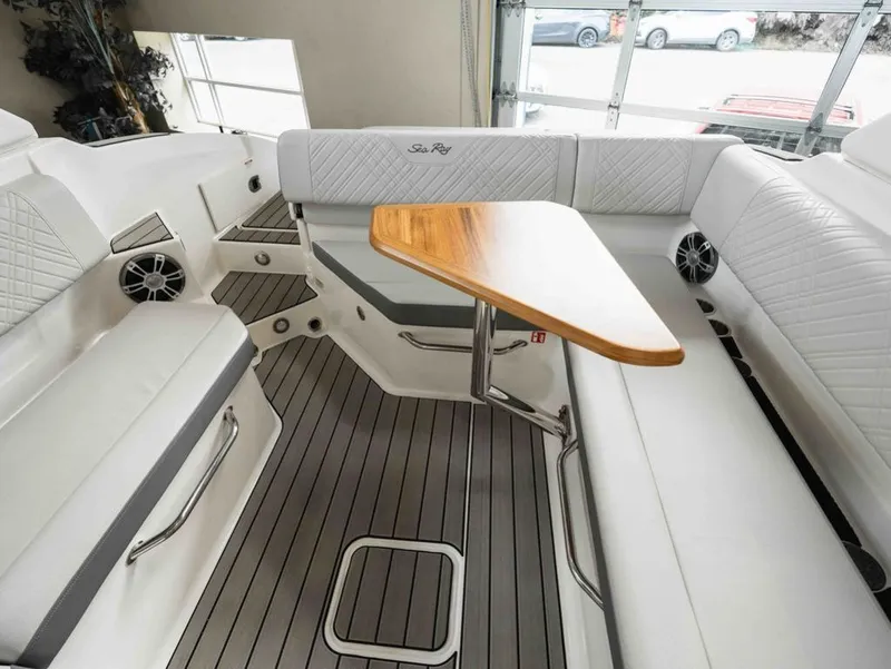Slide: The Image of Sea Ray SDX 270 2025 - 16
