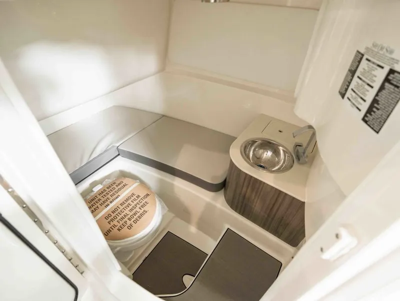 Slide: The Image of Sea Ray SDX 270 2025 - 17