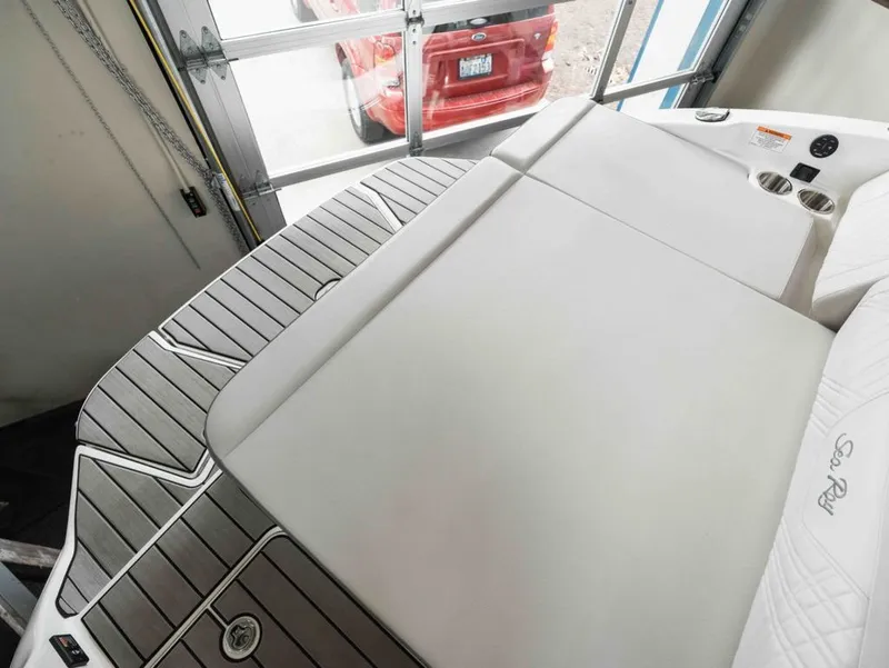 Slide: The Image of Sea Ray SDX 270 2025 - 18