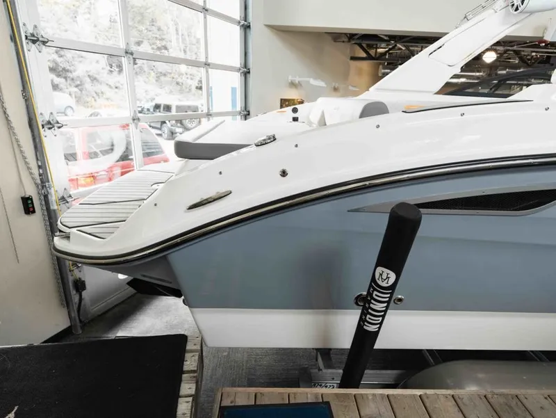 Slide: The Image of Sea Ray SDX 270 2025 - 2