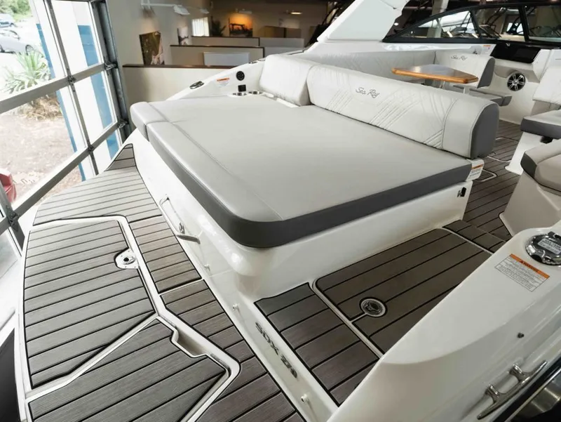 Slide: The Image of Sea Ray SDX 270 2025 - 4