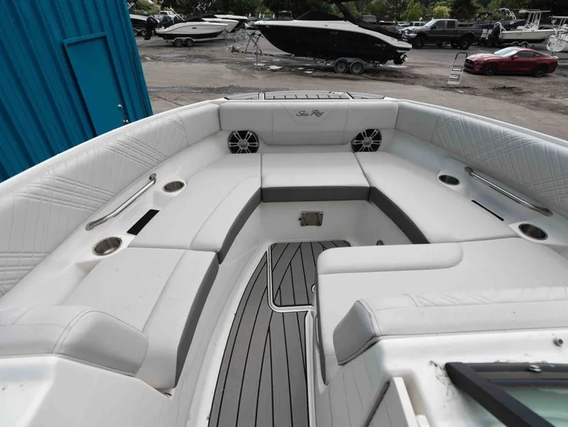 Slide: The Image of Sea Ray SDX 250 2025 - 11
