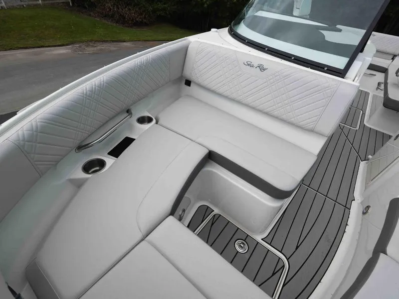 Slide: The Image of Sea Ray SDX 250 2025 - 13