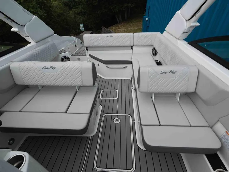 Slide: The Image of Sea Ray SDX 250 2025 - 14