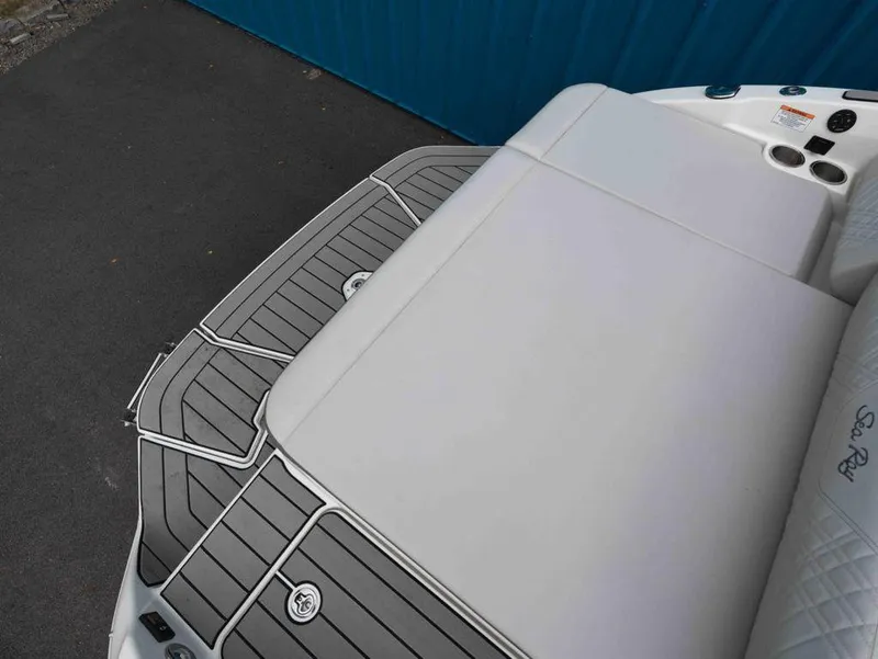 Slide: The Image of Sea Ray SDX 250 2025 - 16