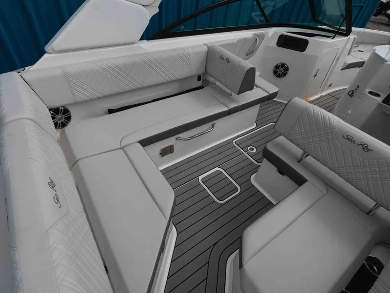 Slide: The Image of Sea Ray SDX 250 2025 - 6