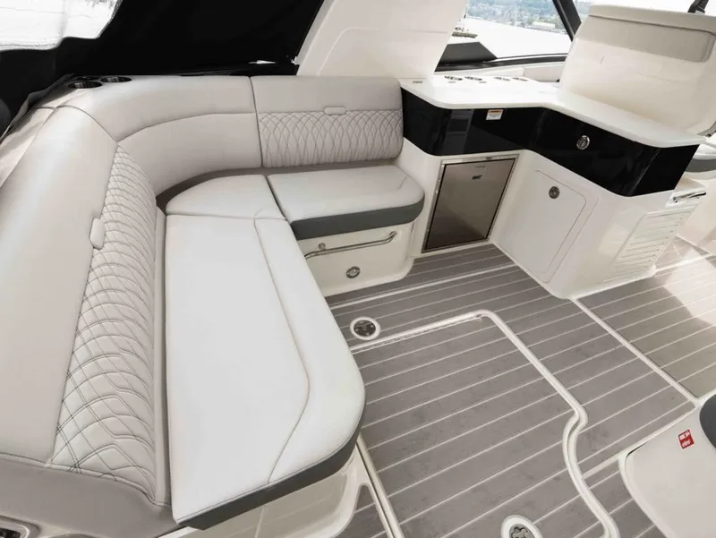 Slide: The Image of Sea Ray SUNDANCER 370 OB 2025 - 10