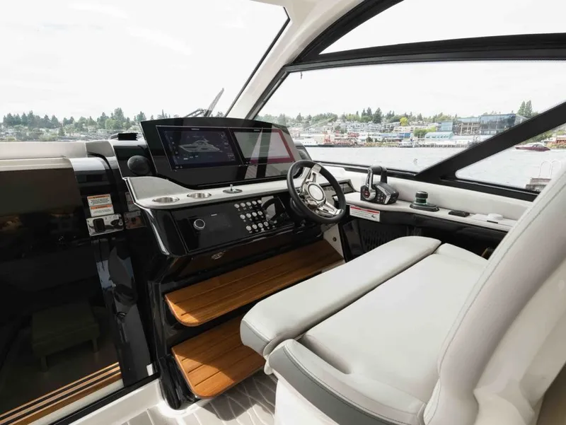 Slide: The Image of Sea Ray SUNDANCER 370 OB 2025 - 12