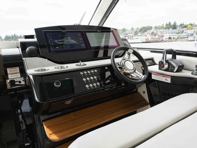 Slide: The Image of Sea Ray SUNDANCER 370 OB 2025 - 13