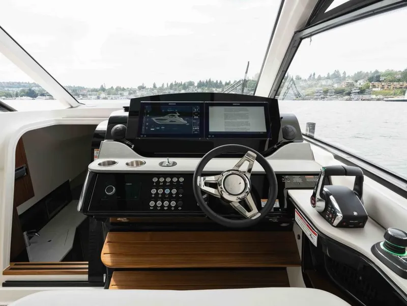 Slide: The Image of Sea Ray SUNDANCER 370 OB 2025 - 14