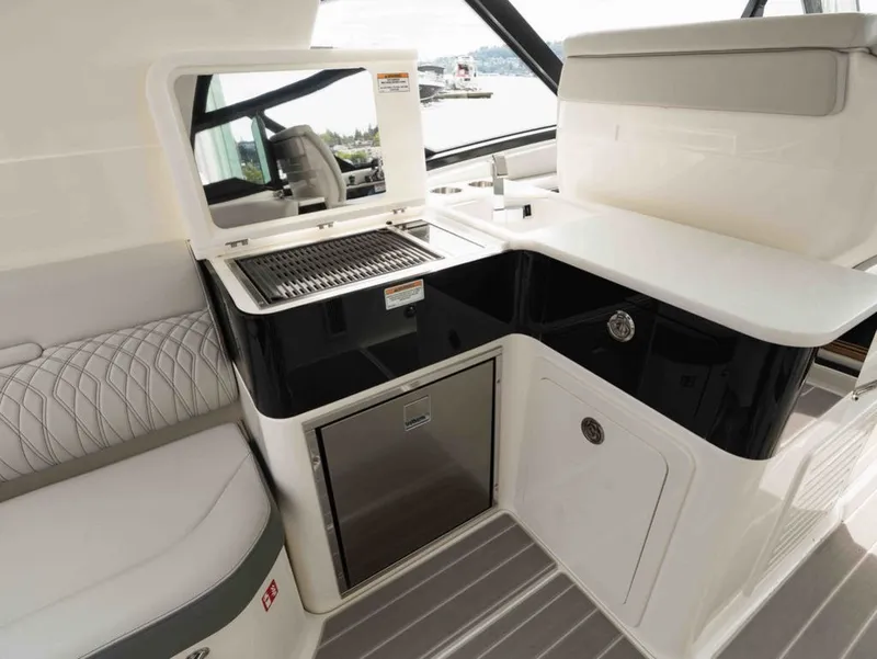 Slide: The Image of Sea Ray SUNDANCER 370 OB 2025 - 16