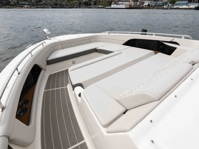 Slide: The Image of Sea Ray SUNDANCER 370 OB 2025 - 18