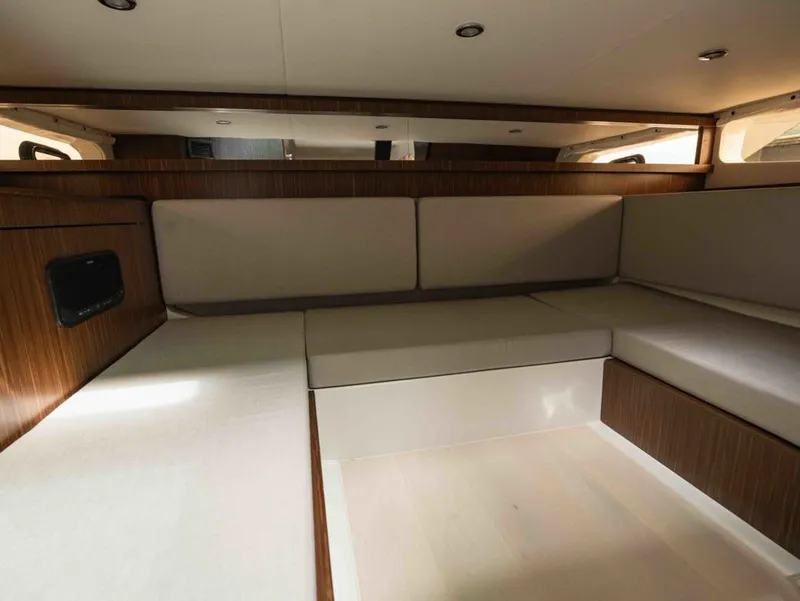 Slide: The Image of Sea Ray SUNDANCER 370 OB 2025 - 27