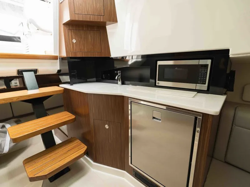 Slide: The Image of Sea Ray SUNDANCER 370 OB 2025 - 28