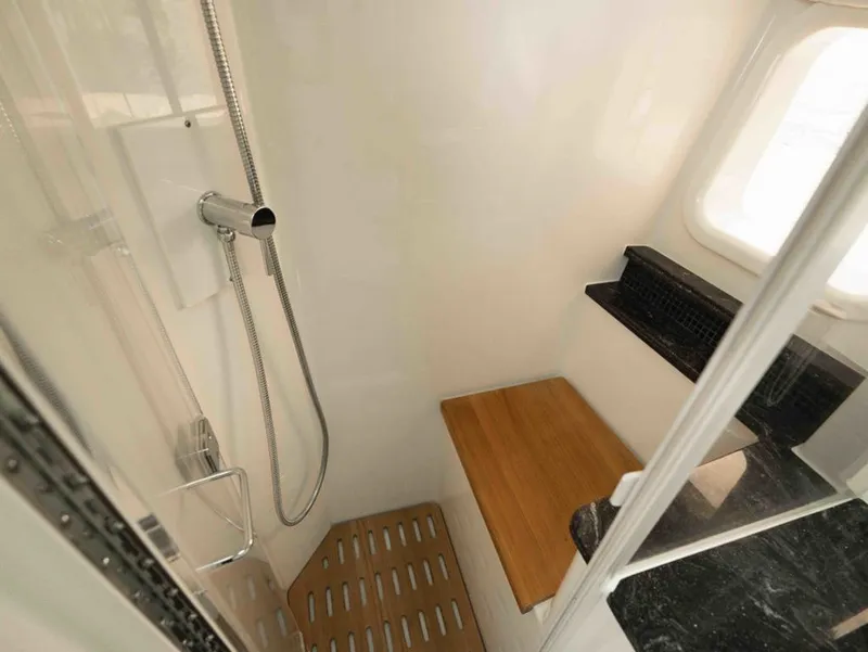 Slide: The Image of Sea Ray SUNDANCER 370 OB 2025 - 30