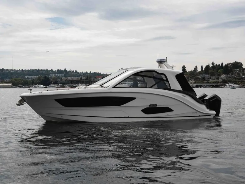 Slide: The Image of Sea Ray SUNDANCER 370 OB 2025 - 7
