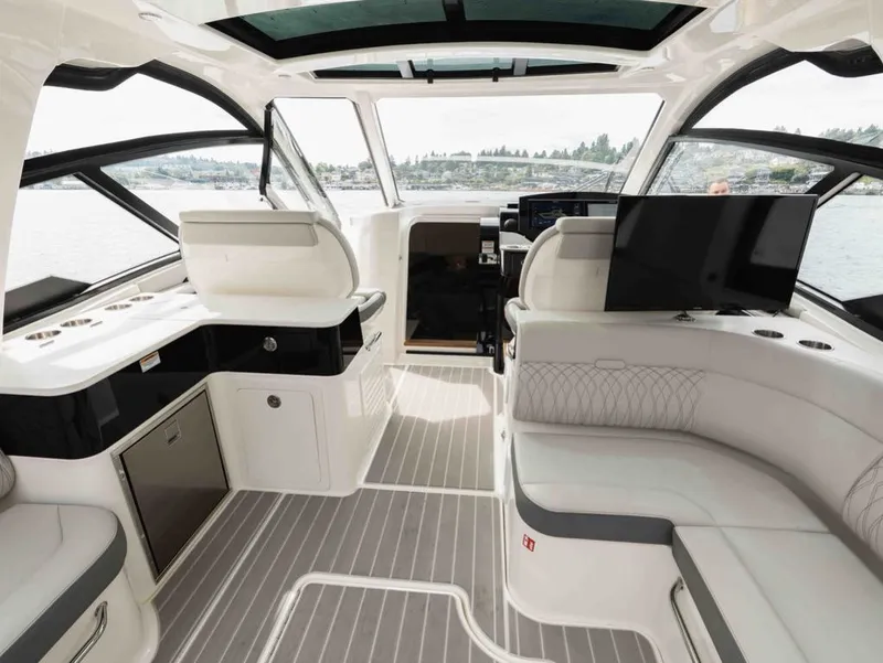 Slide: The Image of Sea Ray SUNDANCER 370 OB 2025 - 9