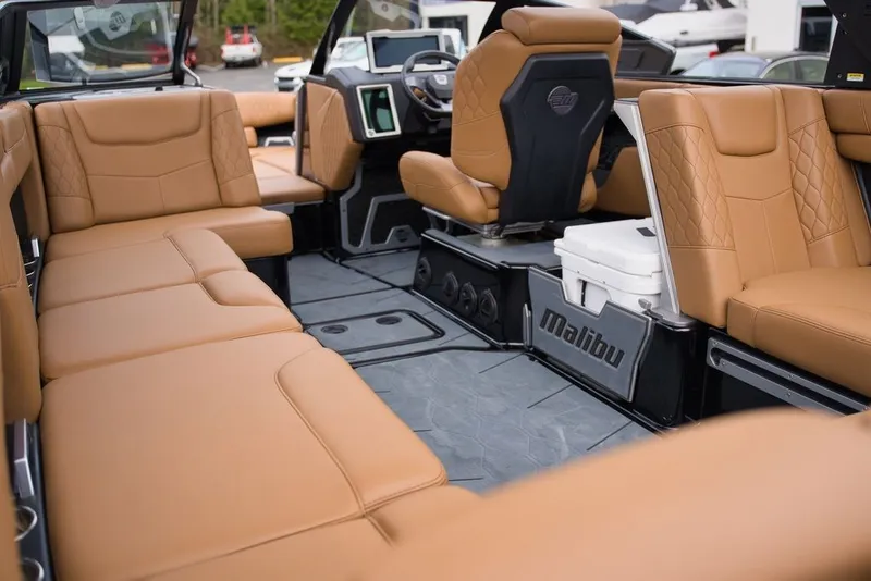 Slide: The Image of Malibu M240 2020 - 13