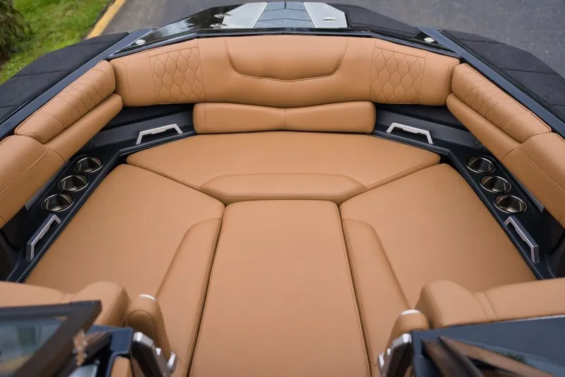 Slide: The Image of Malibu M240 2020 - 15