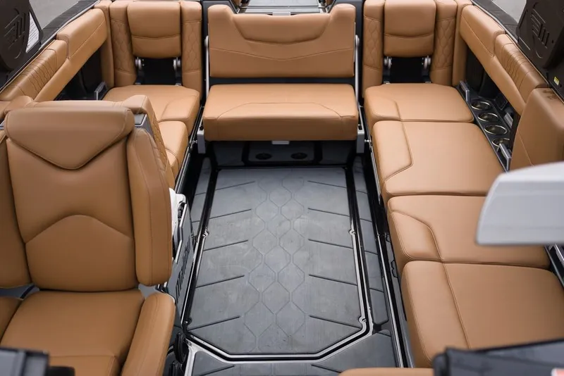 Slide: The Image of Malibu M240 2020 - 18