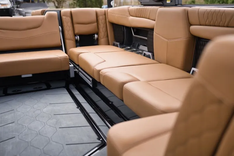 Slide: The Image of Malibu M240 2020 - 20