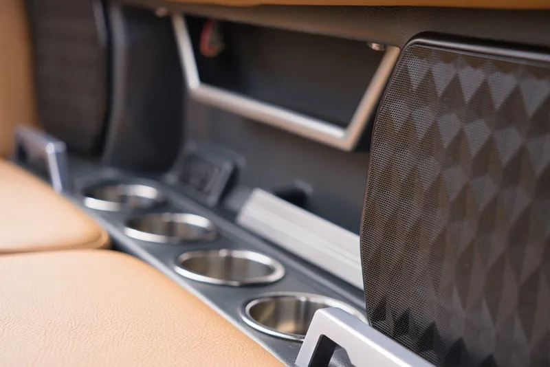 Slide: The Image of Malibu M240 2020 - 25