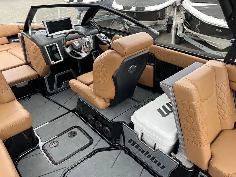 Slide: The Image of Malibu M240 2020 - 6