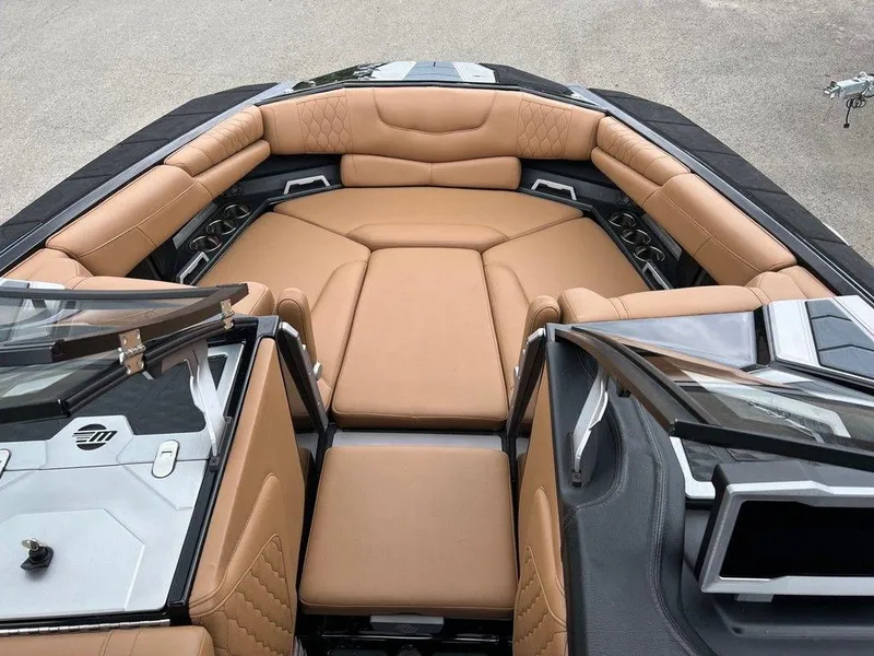 Slide: The Image of Malibu M240 2020 - 8