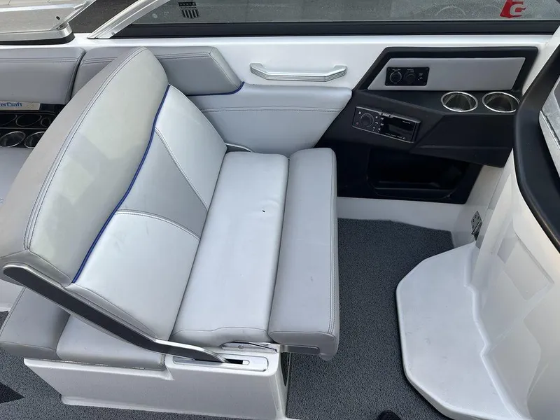 Slide: The Image of MasterCraft X26 2017 - 12