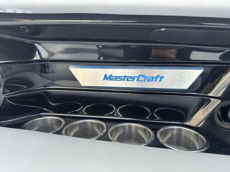 Slide: The Image of MasterCraft X26 2017 - 15