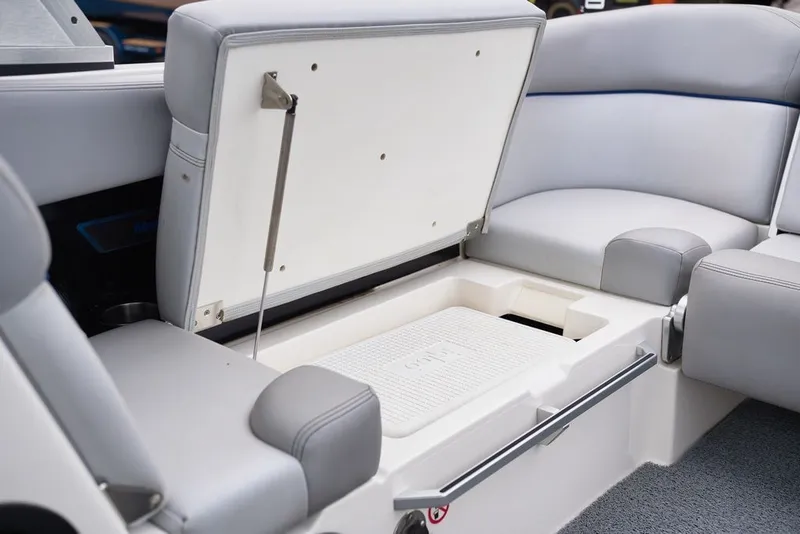 Slide: The Image of MasterCraft X26 2017 - 22