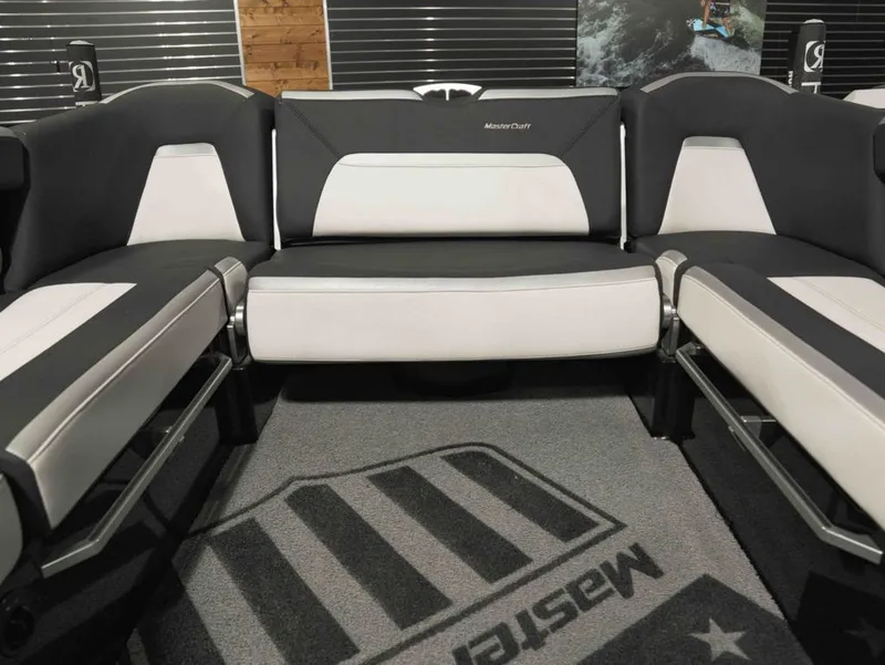 Slide: The Image of MasterCraft XStar 2018 - 18