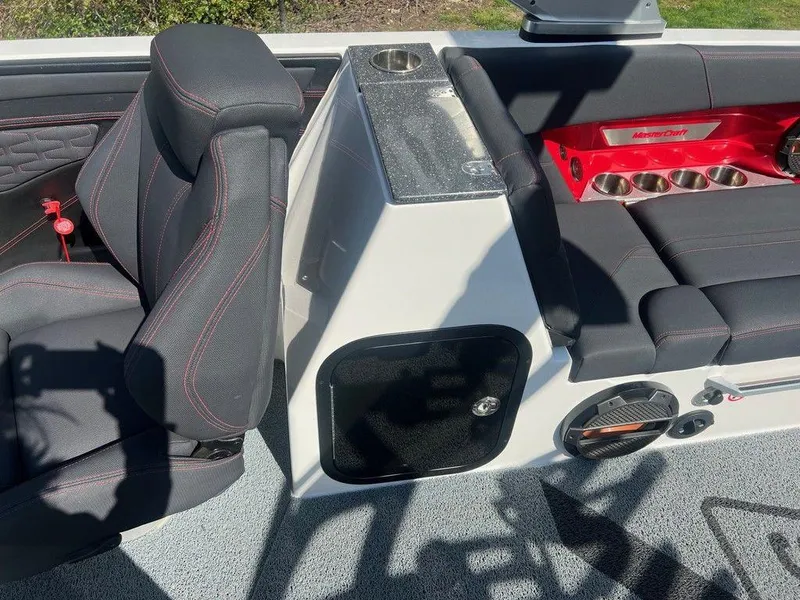 Slide: The Image of MasterCraft X26 2019 - 13