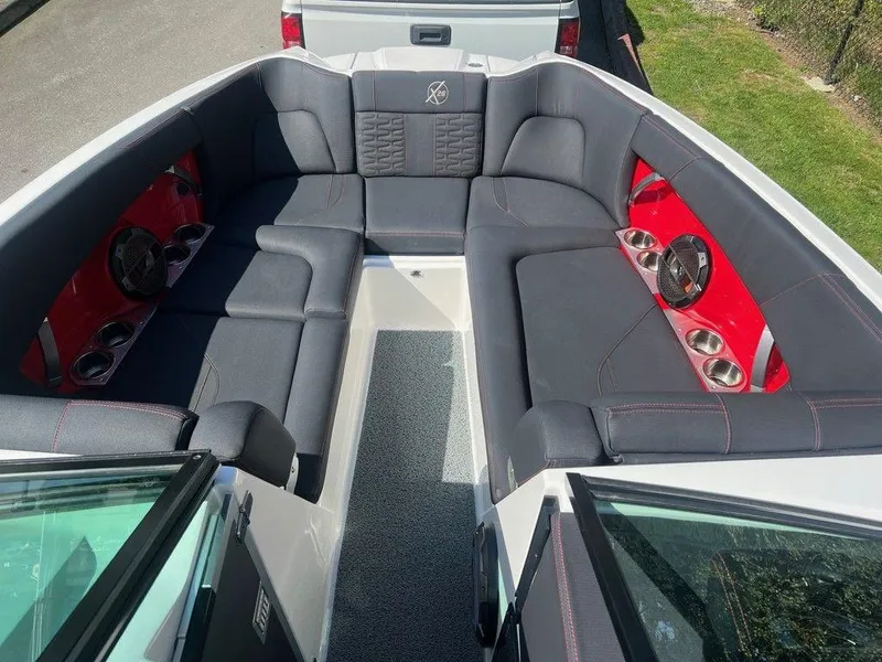 Slide: The Image of MasterCraft X26 2019 - 9