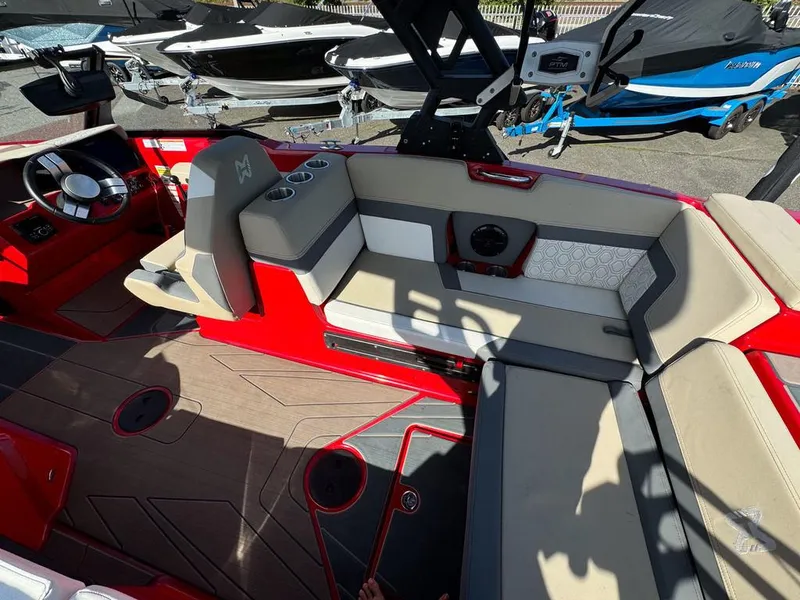 Slide: The Image of Heyday Wake Boats H22 2023 - 11