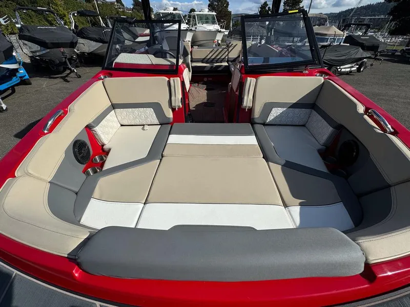 Slide: The Image of Heyday Wake Boats H22 2023 - 17