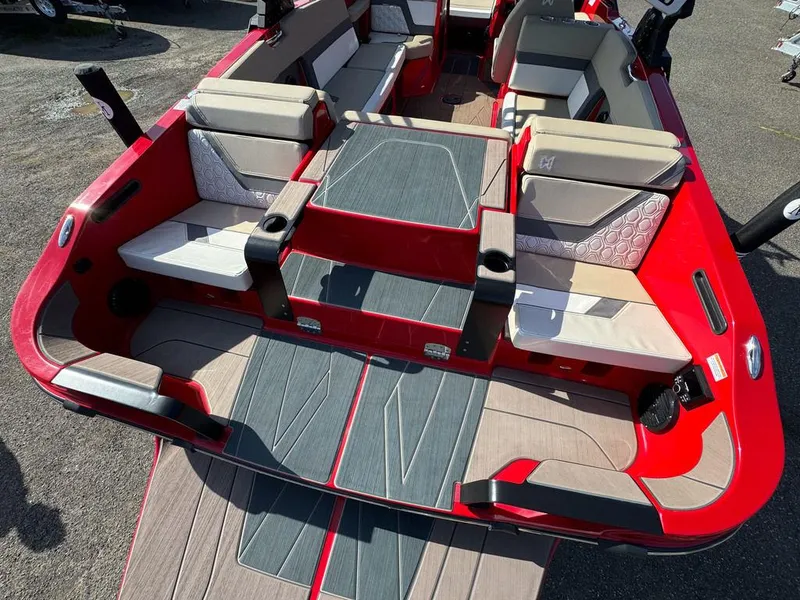 Slide: The Image of Heyday Wake Boats H22 2023 - 7