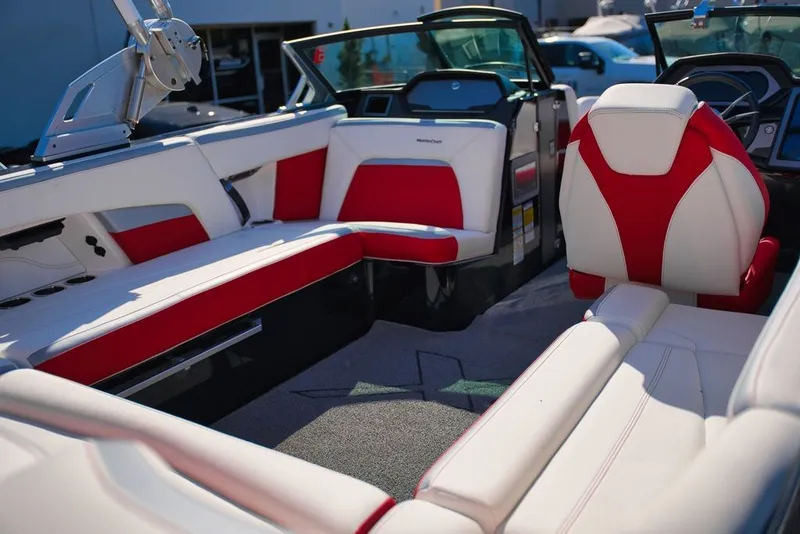 Slide: The Image of MasterCraft XStar S 2022 - 18