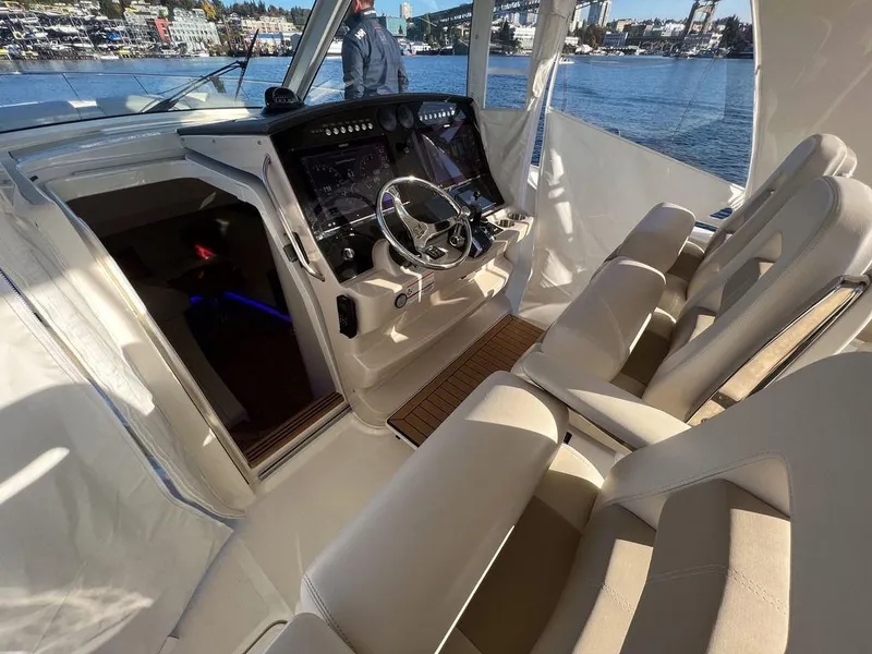 Slide: The Image of Boston Whaler 420 Outrage 2023 - 13