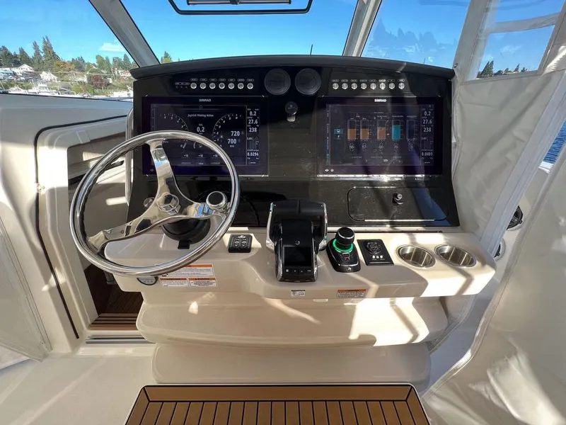 Slide: The Image of Boston Whaler 420 Outrage 2023 - 15