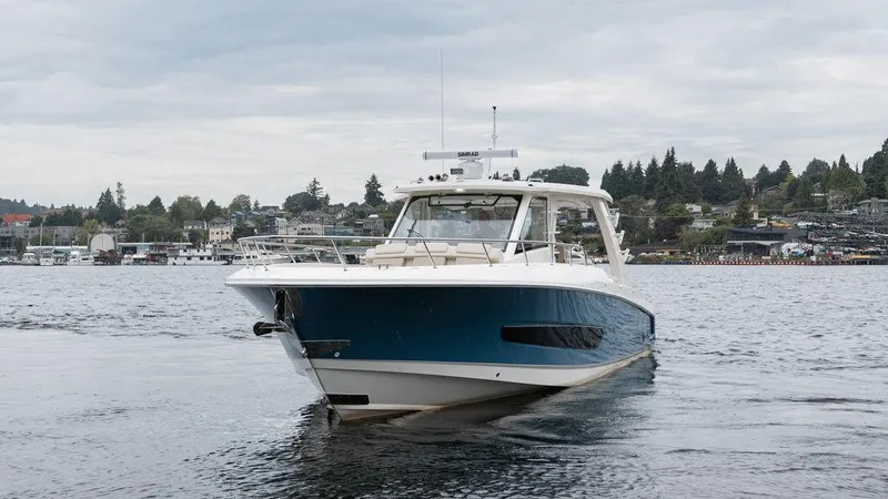 Slide: The Image of Boston Whaler 420 Outrage 2023 - 4