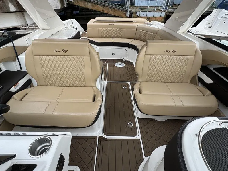 Slide: The Image of Sea Ray SLX 310 2019 - 16