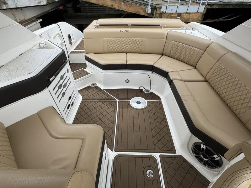 Slide: The Image of Sea Ray SLX 310 2019 - 17