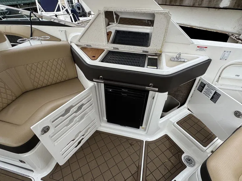 Slide: The Image of Sea Ray SLX 310 2019 - 8