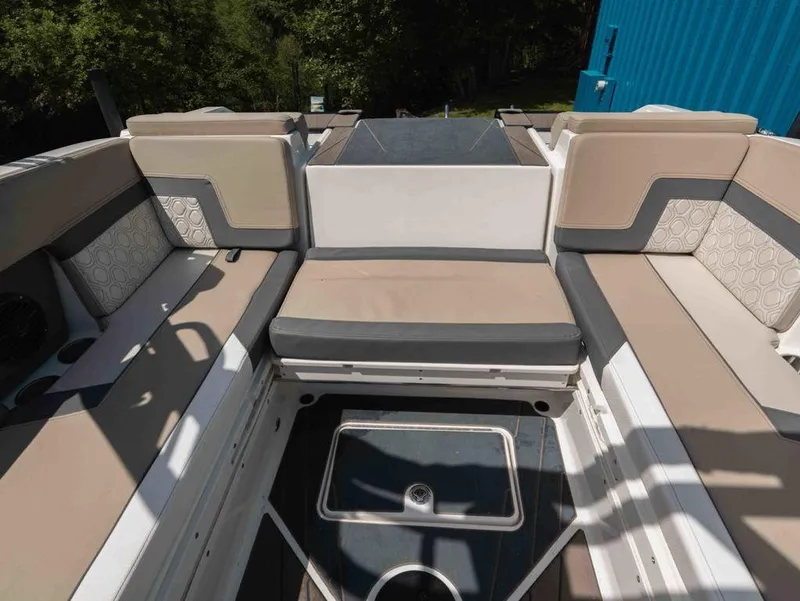 Slide: The Image of Heyday Wake Boats H22 2023 - 12